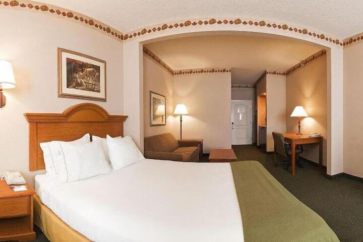 Holiday Inn Express & Suites Winner by IHG
