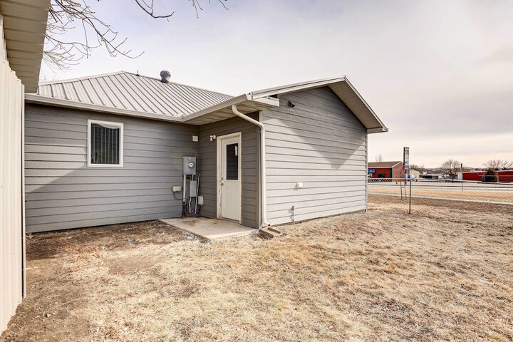 Pierre Vacation Rental w / Grill & Fenced Yard