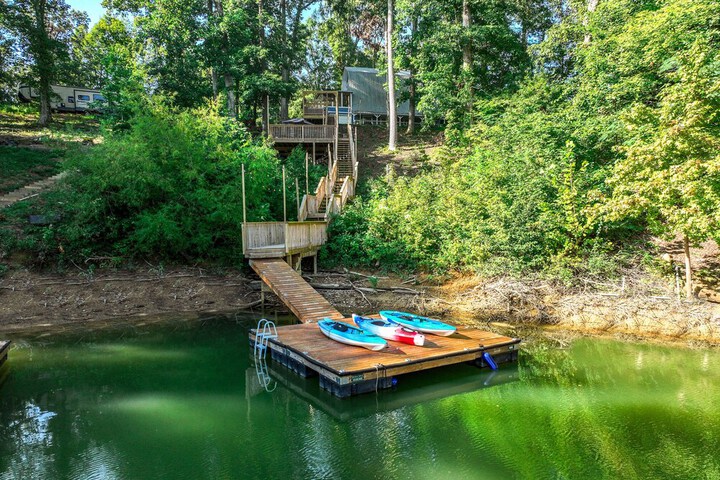 emerald Cove Chalet on Douglas Lake w / Hot Tub!
