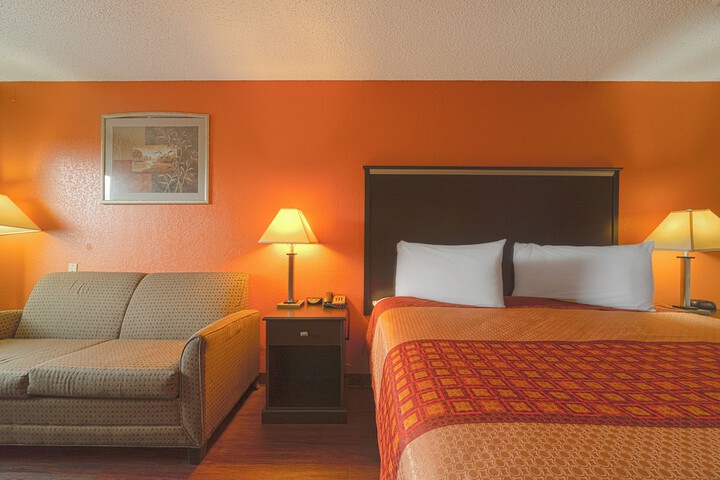 Regency Inn & Suites by OYO Bay City TX
