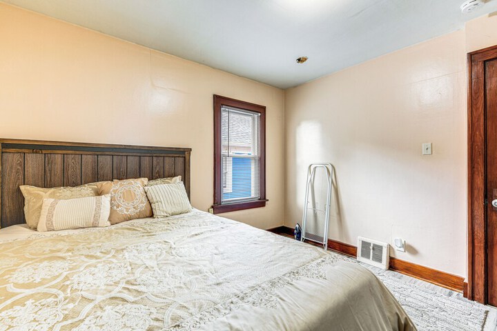Apartment 1 Mi to Buffalo Botanical Gardens!