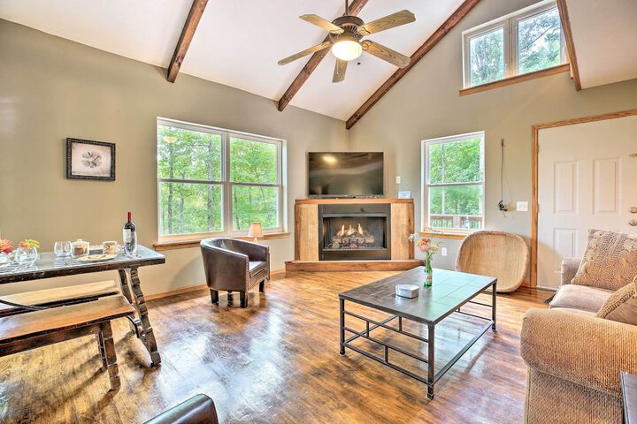 Hike & Zip-line: Red River Gorge Cabin w / Hot Tub!