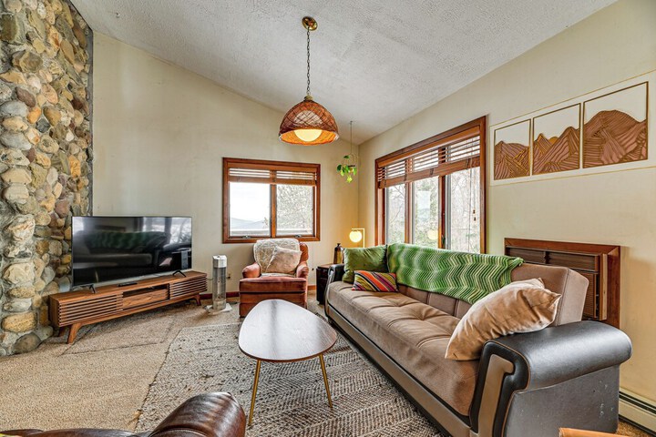 Near Canandaigua Lake: Retro Cabin w / Deck & Views