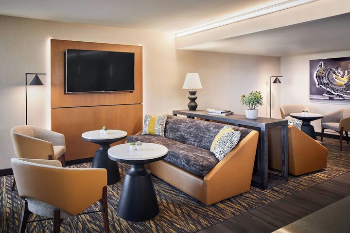 Lounge 77 of 91