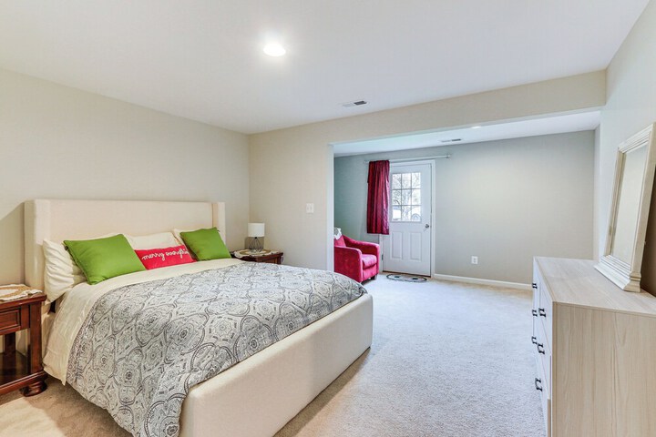 2 Mi to Hollywood Casino: Charles Town Townhome!