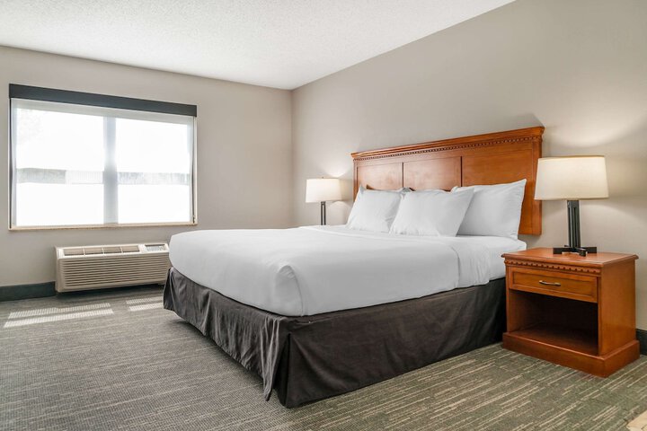 Country Inn & Suites by Radisson Rossford - Toledo South
