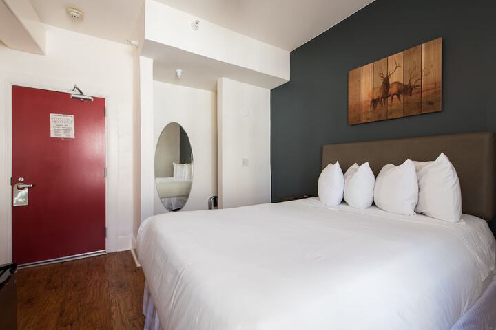 Room 28 of 40