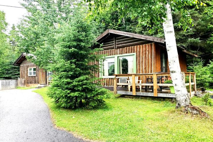High Falls Motel & Cabins