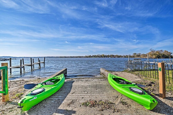Lakefront Home w / Game Room Theater & Dock!