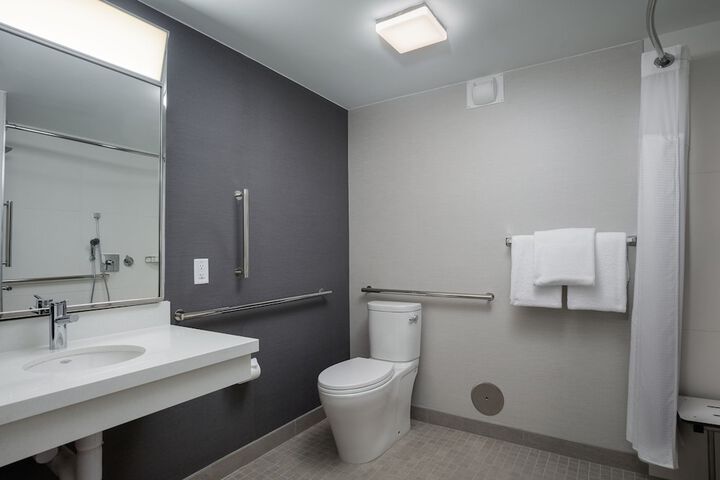 Room 27 of 40