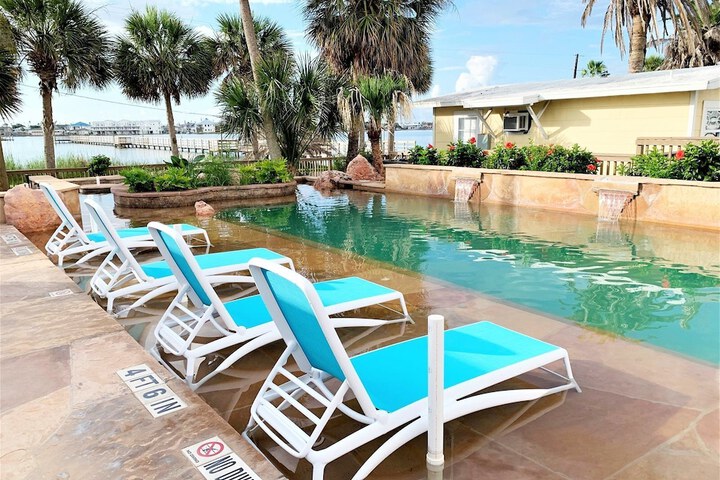 Pool 4 of 35