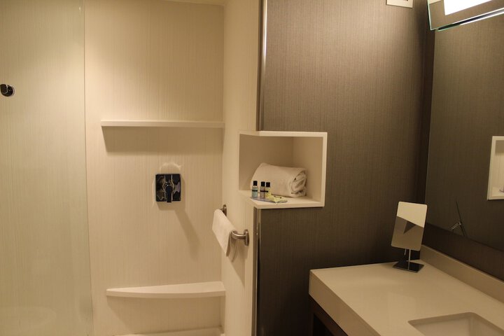 Room 27 of 74