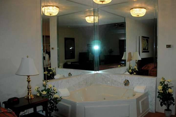 Lockport Inn & Suites