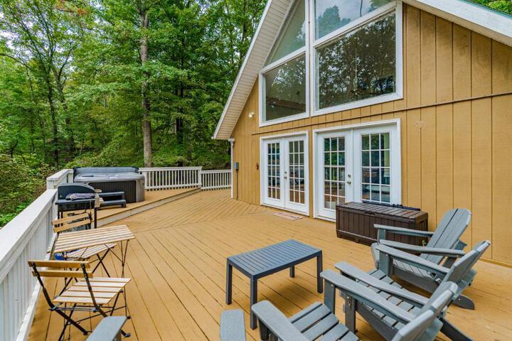Hot Tub Fire Pit, Deck, Grill, WiFi, Dog-Friendly