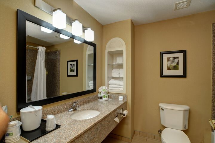 Holiday Inn Express & Suites Midwest by IHG