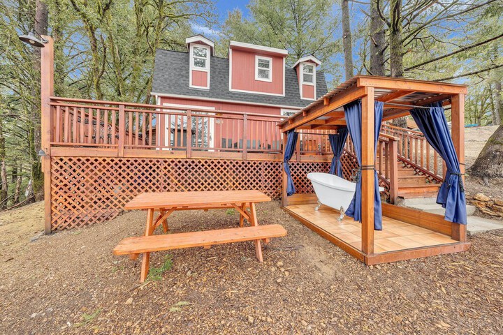 Mountain Homestead: Swim Hike, & Camp On-site!