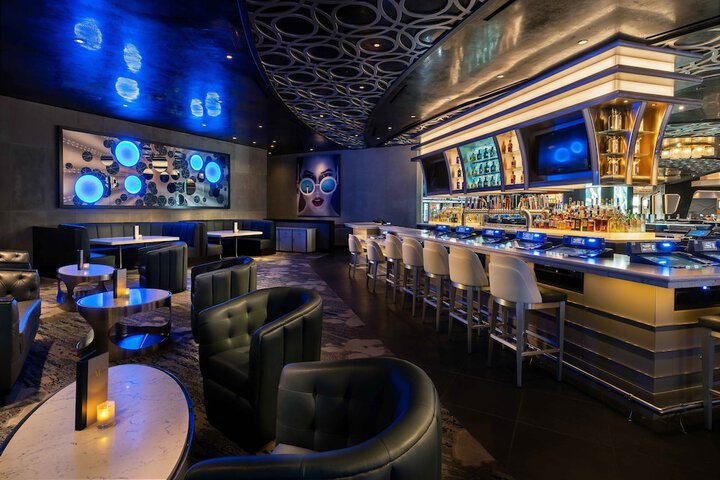 Lounge 107 of 143