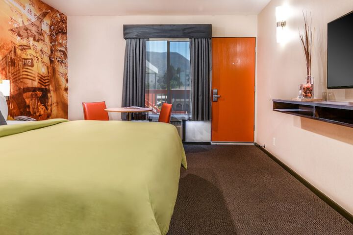 The Tangerine - a Burbank Hotel