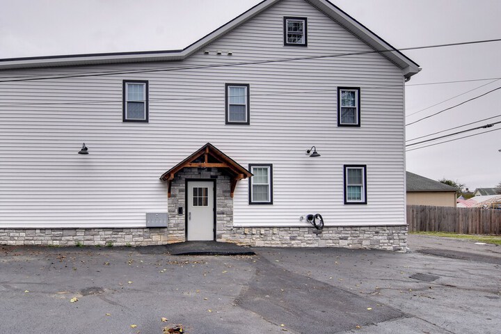Dtwn Lititz Apt Half-mi to Park!