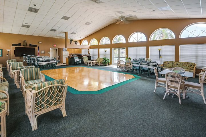 3 Mi to Beaches: Naples Condo w / Pool Access!
