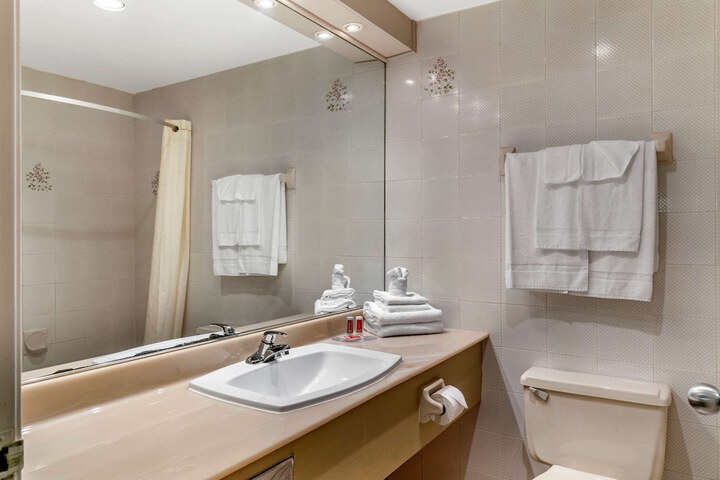 Econo Lodge Montreal-Brossard