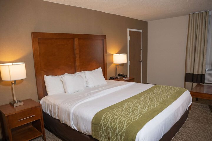 Comfort Inn & Suites Erie - Splash Lagoon Indoor Waterpark