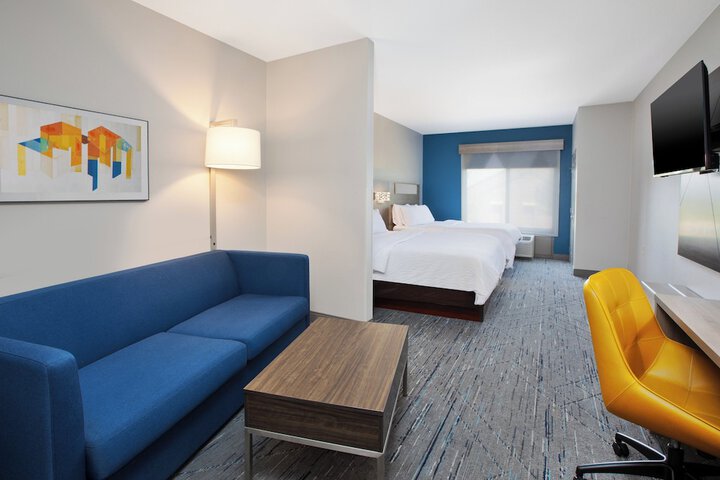 Holiday Inn Express & Suites Milwaukee Nw Park Place by IHG