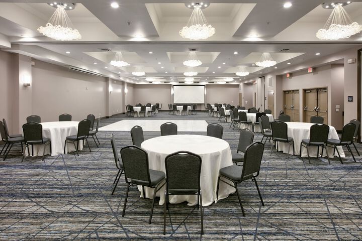 Holiday Inn Express & Suites North Dallas at Preston by IHG