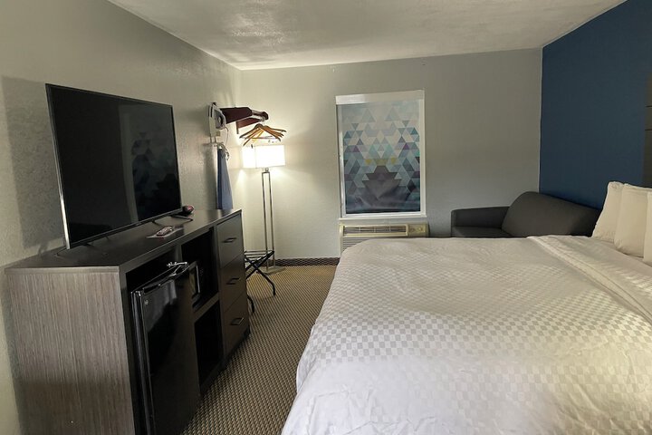 Clairmont Inn & Suites Warren