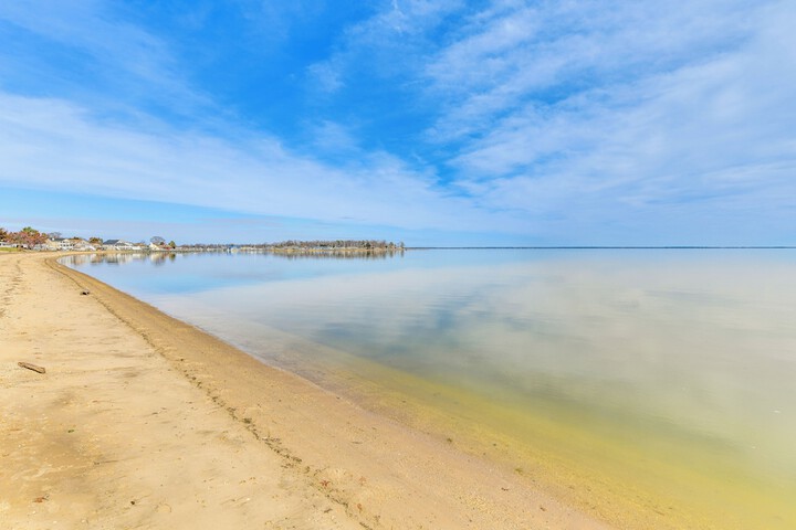 Riverfront Colonial Beach Home w / Private Beach!