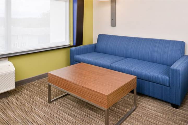 Holiday Inn Express & Suites Parkersburg East by IHG