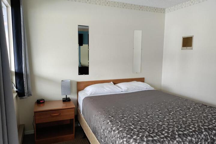 Eight Bar B Motel