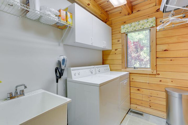 Pocono Dog-Friendly Home on River