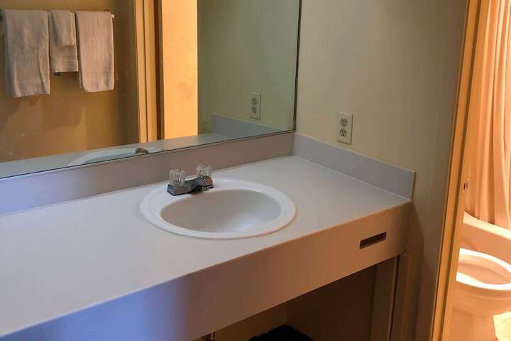 Room 4 of 9
