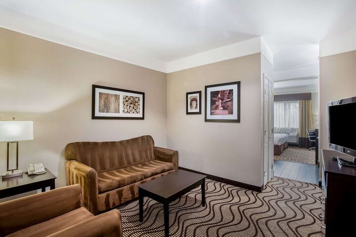 La Quinta Inn & Suites by Wyndham Pasadena