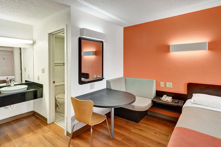 Room 14 of 24