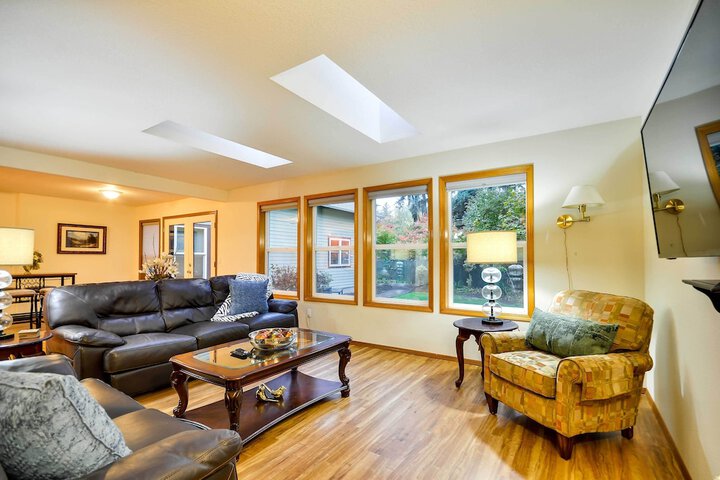 Milwaukie Home w / Covered Porch: Dogs Welcome!