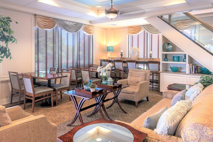 Lounge 14 of 17