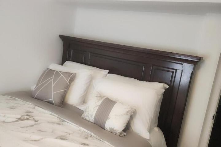 Baldwin NY 1 Bedroom Apartment Queen Size Bed