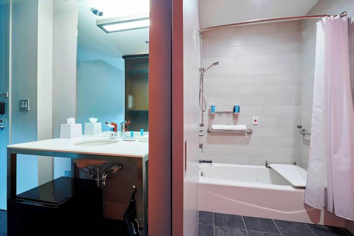 Aloft by Marriott Cleveland Airport