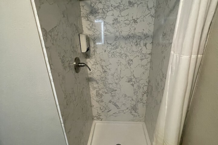 Room 6 of 16
