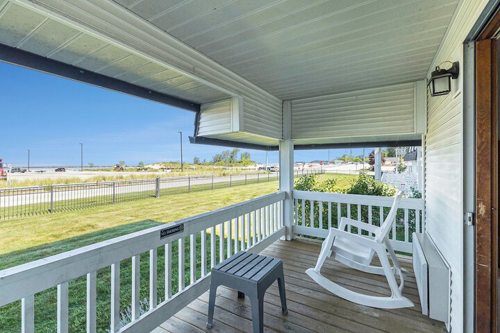 Snyders Shoreline Inn