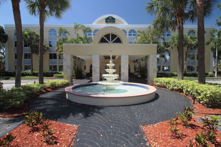 La Quinta Inn & Suites by Wyndham Deerfield Beach I-95