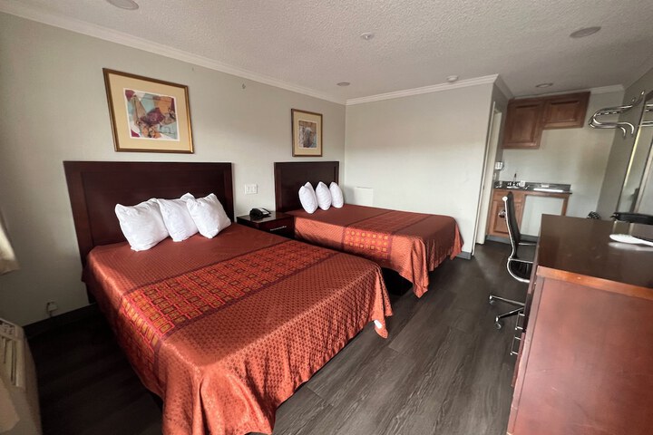 Golden Eagle Motel