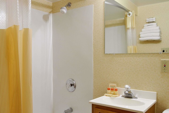 Days Inn by Wyndham Cleveland Lakewood