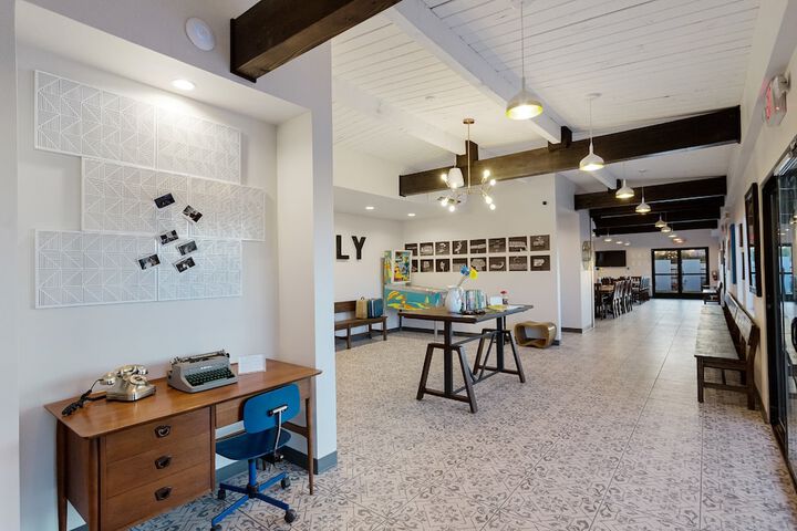 Hotel McCoy Tucson - Art Coffee, Beer, Wine