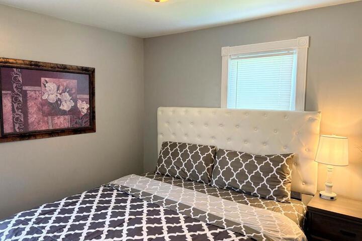 Nice house with private parking king bed fenced yard