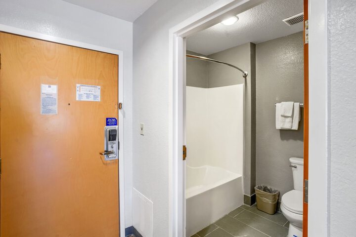 Room 12 of 33
