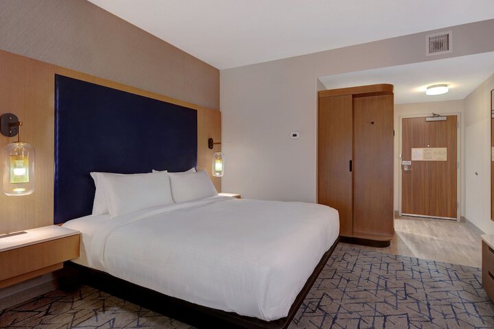 Room 27 of 40