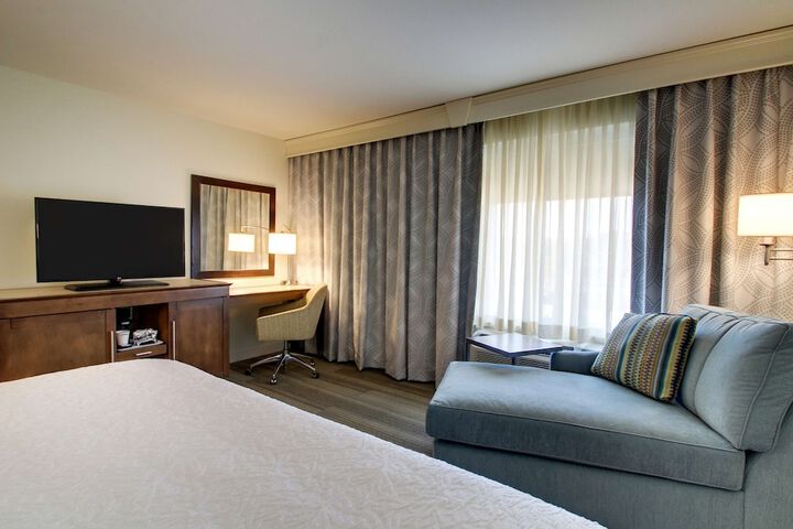 Hampton Inn & Suites Milwaukee West